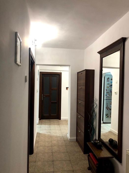 Închiriez apartament cu 3 camere