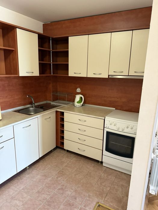 Кухня, маса столове, вана, диван, спалня, портманто