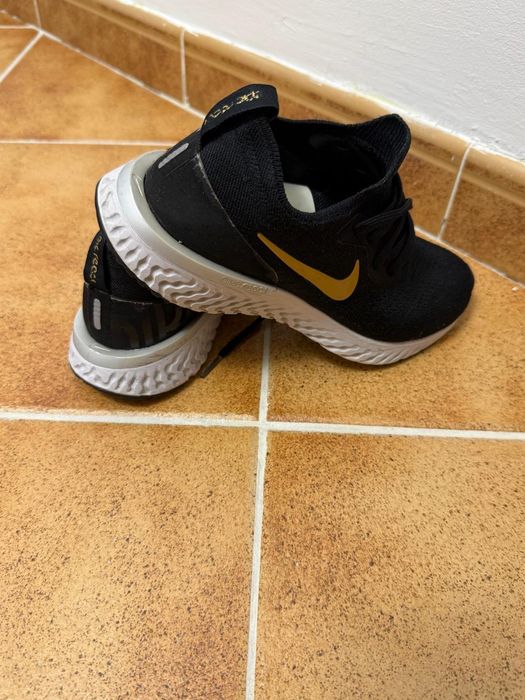 Adidași Nike negri
