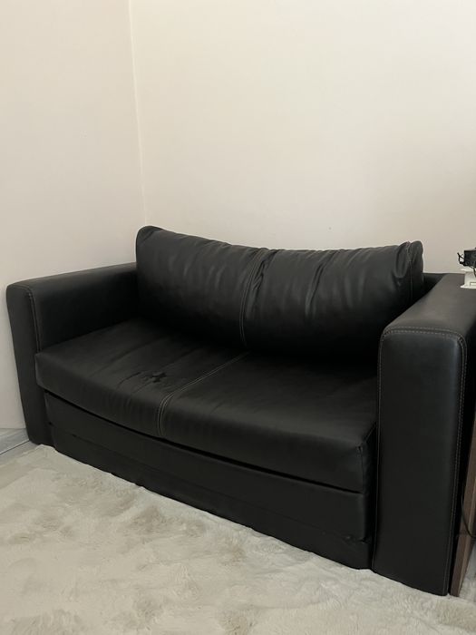 Двуместен кожен диван с опция сън. Използван в добро състояние.