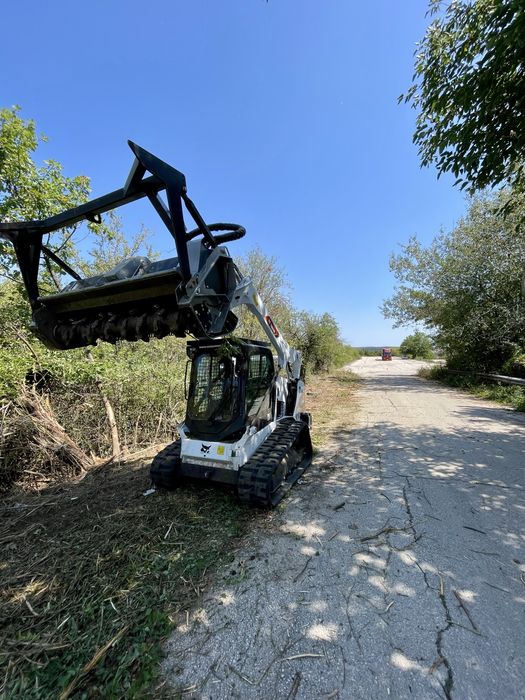 Почистване на парцели верижен бобкат мулчер шредер