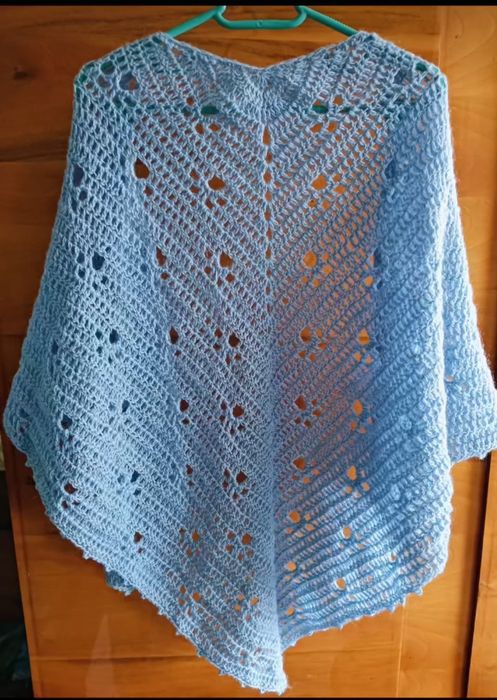Șal croșetat manual