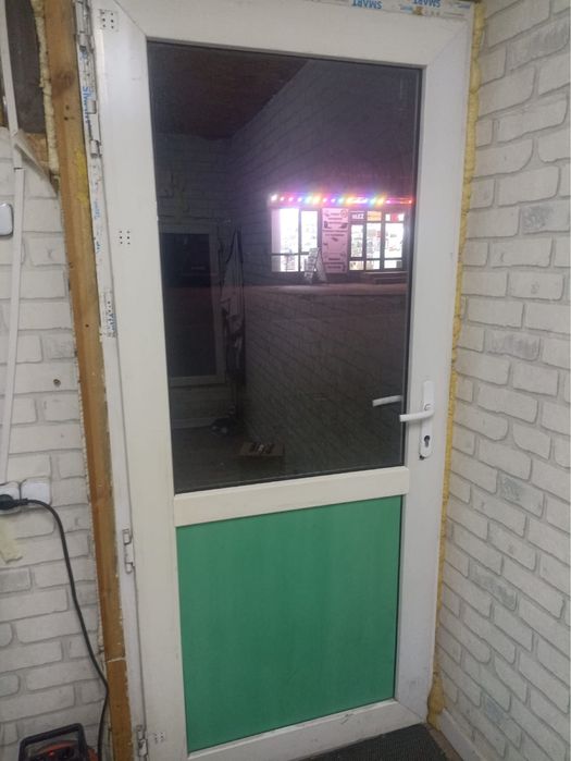 Продам пластиковую дверь 2*90