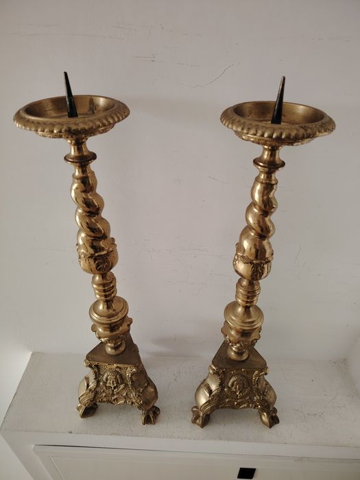 Superb set de 2 sfeșnice de podea din bronz masiv in stilul Baroc ,piese cu o lucrătură de o foarte mare finețe,stare excelenta, dimensiuni h 55 cm