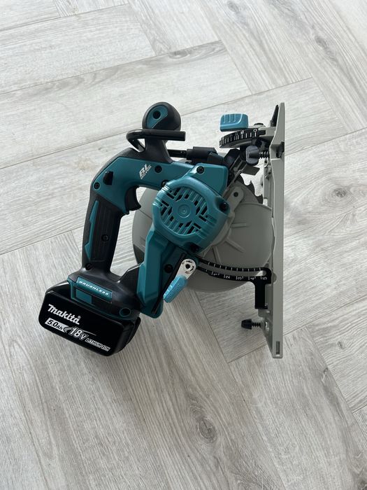 Makita DHS 680 circular de mana