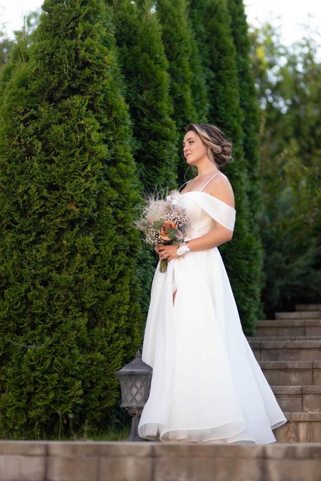 Сватбена рокля с паднали ръкави