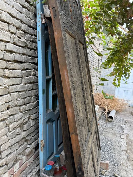 Darvoza katta ikki qanotli , yong'oq