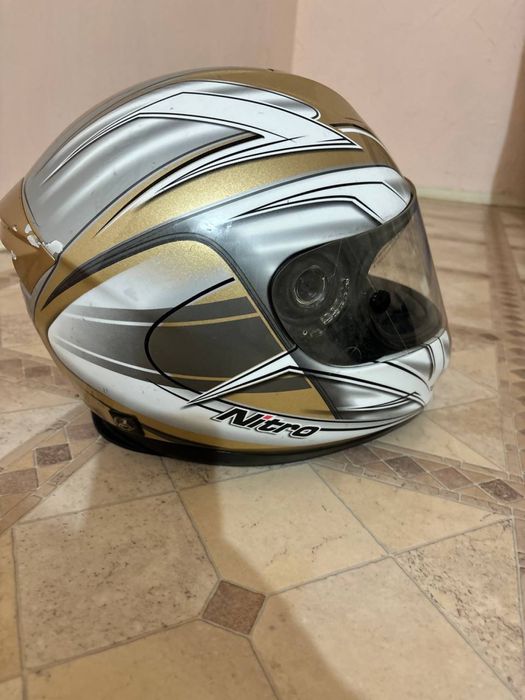 Шлем и перчатки для мотоцикла