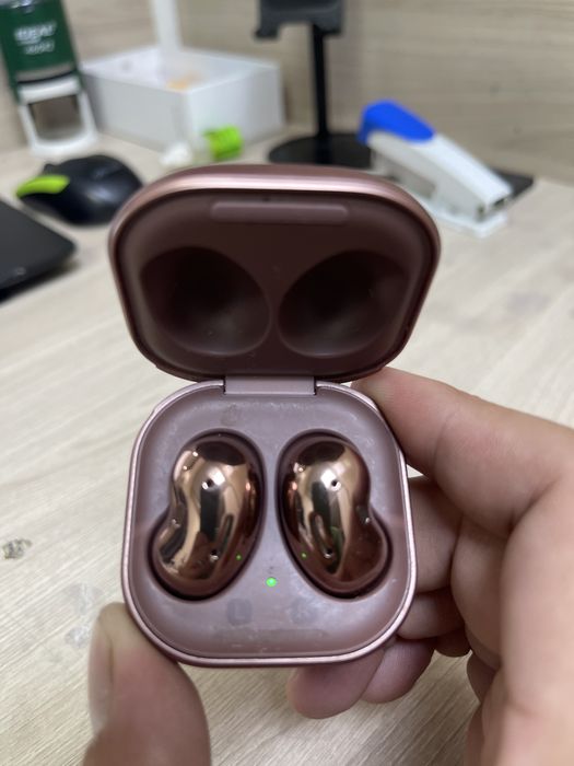 Наушник будс без дефекта