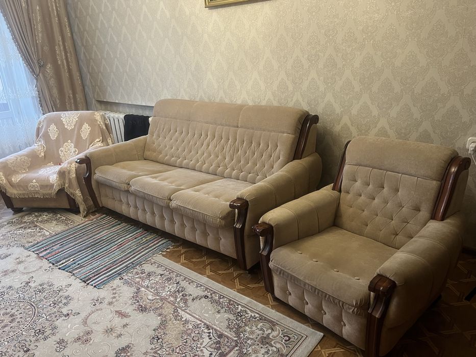Продам диван с двумя креслами