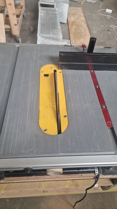 Circular cu masa Dewalt