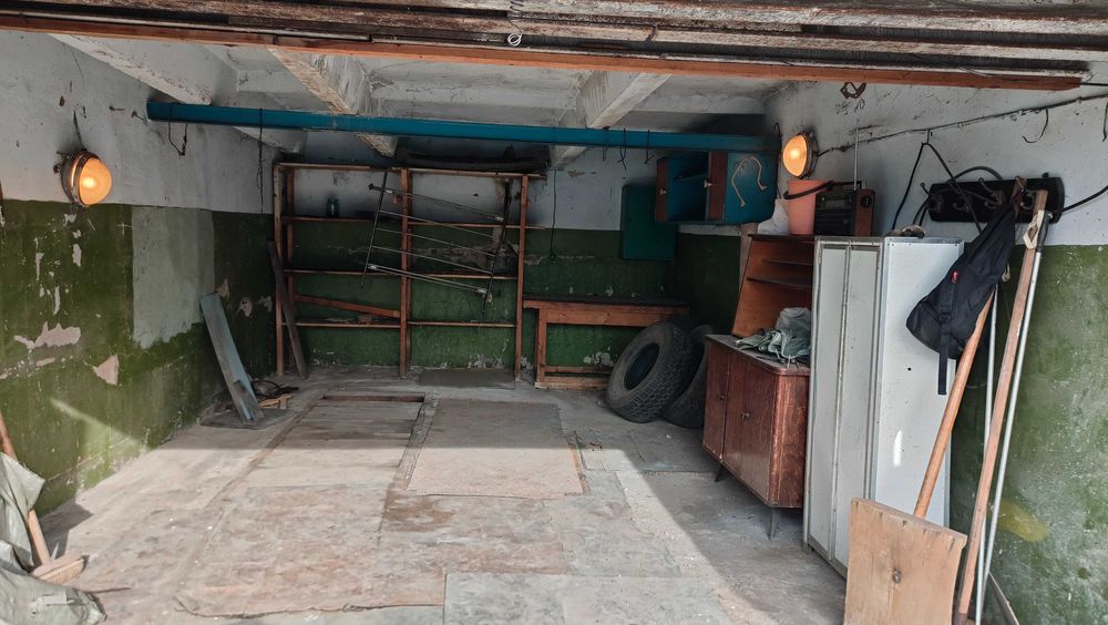 Продам гараж, расположен в удобном месте.