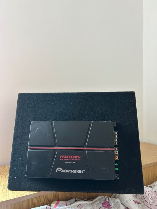 Продавам Бас Каса+ Кабелите+ Усилвател като нов е използван е 2/3 месеца нищо му няма усилватела е 1000 wt бас касата 1200 wt