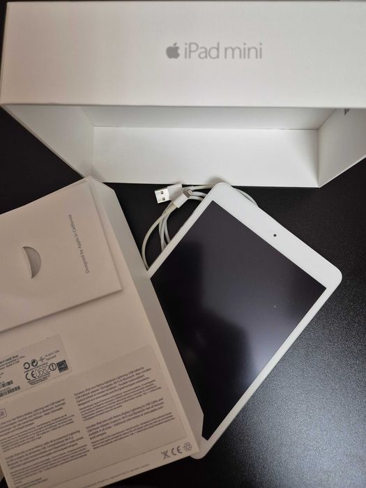 Таблет Apple iPad mini 3 Wi-Fi 64 GB Silver / Сребърен MGGT2HC/A