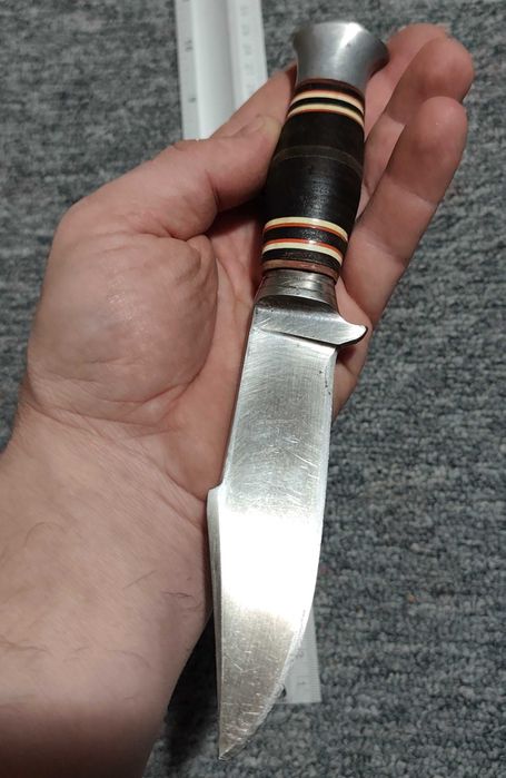 un vechi cuțit de vânătoare german, puternic și ascuțit