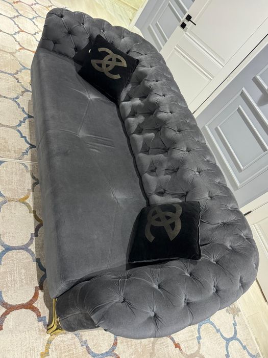 Красивый диван. Очень удобный, мягкий.