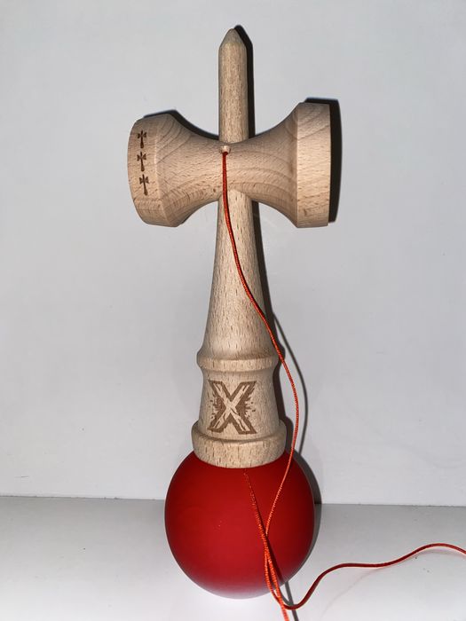 Kendama X Alb, Rosu