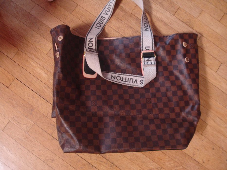 LV Mickey Mouse и раница с ресни и много джобове