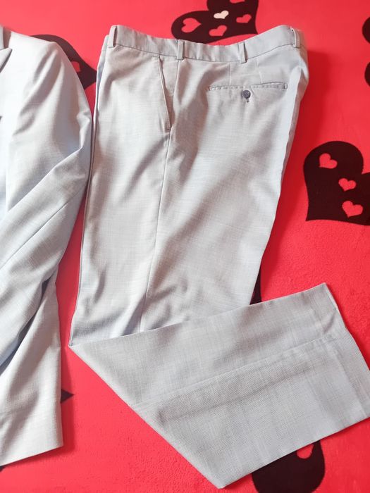 Vând urgent, costum barbati  cu aticheta
