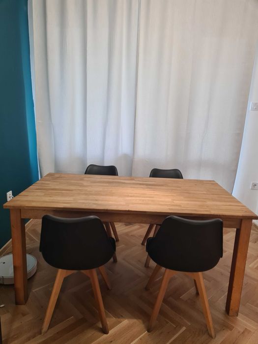 Масивна маса с 4 стола