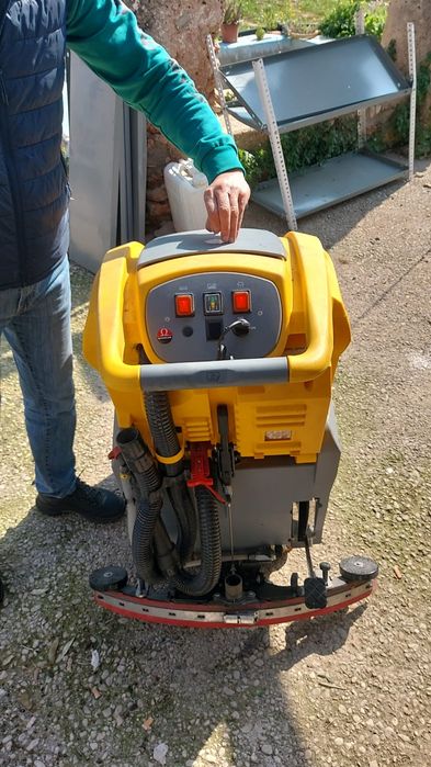 Mașină de spălat si aspirat pardoseli