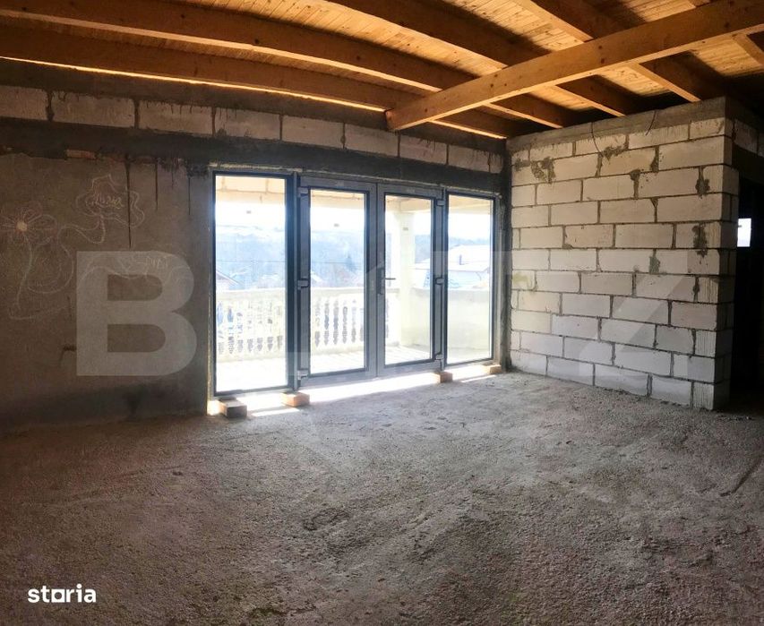 Casa (la rosu), Livada si Padure, Teren Generos si Plata Flexibila –