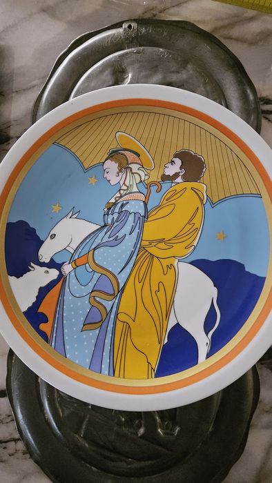 Антикварна чиния