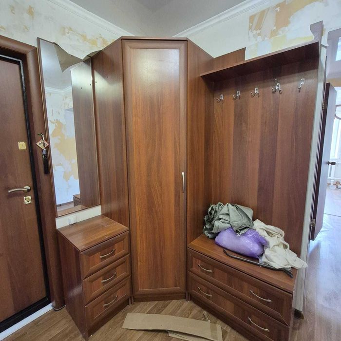 Продается прихожая угловая