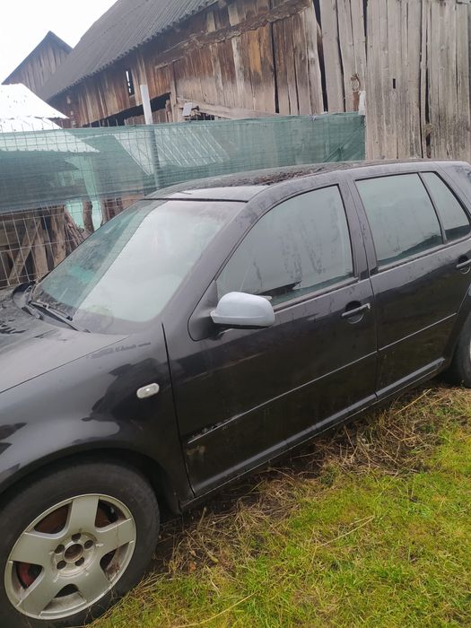 Vând Golf 4 radiat, pentru piese de schimb !