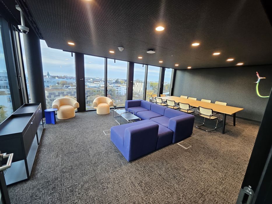 Executa lucrări de montaj mobilier