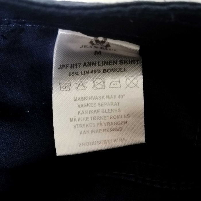 Пола тъмносиня, ленена М