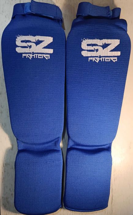Продавам боксов комплект SZ Fighters за 50€ (купуван за 160лв). Включва кожени ръкавици 10oz, протектори за пищяли, бинтове и гума за зъби.