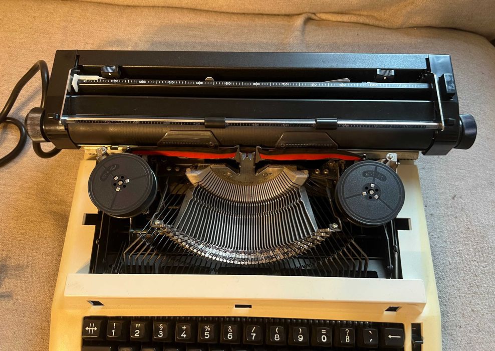 Masina de scris electrica mecanica Triumph Gabriele 2300