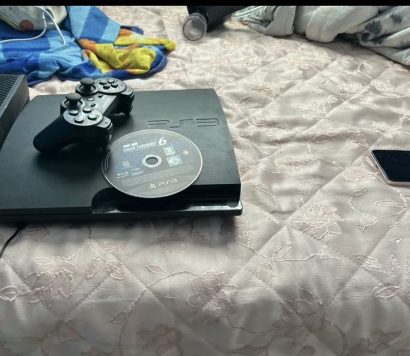 Xbox one със 2 жоистика и 8 игри + ps3 със един жоистик и една игра