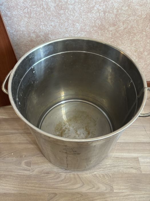 Продам кастрюлю 40л