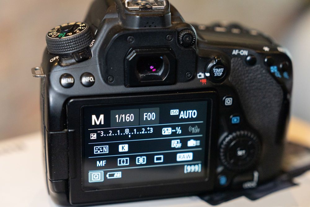 Canon 80D cu OBIECTIV 35mm f2 IS USM