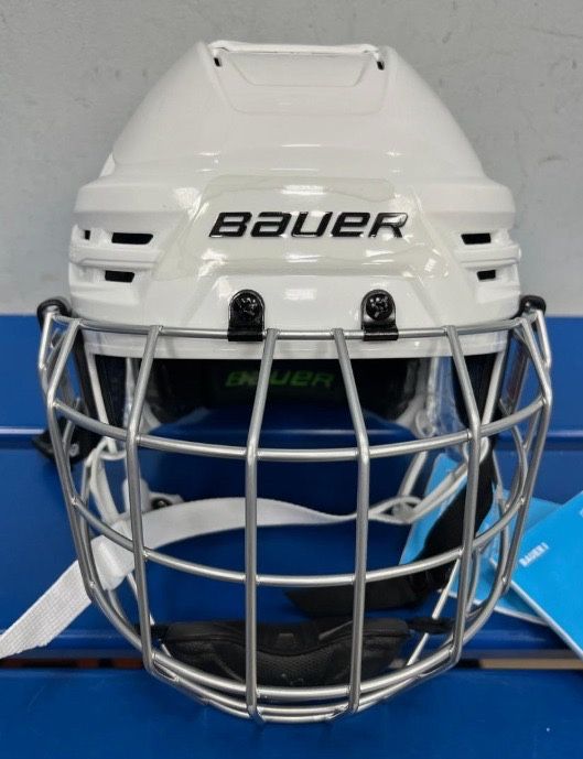 Продам хоккейный шлем