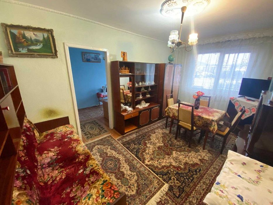 Vând aparatament cu 3 camere