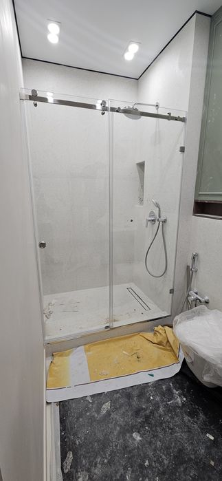 Стеклянные перегородки и душевые кабины