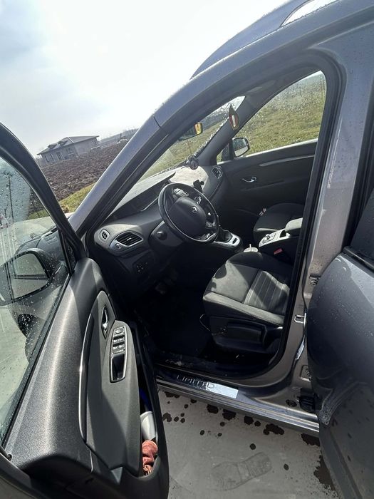 Renault Megane Scenic LIMITED
7 locuri
Renault Megane Scenic LIMITED
7
