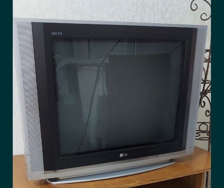 Продаю рабочий старенький LG