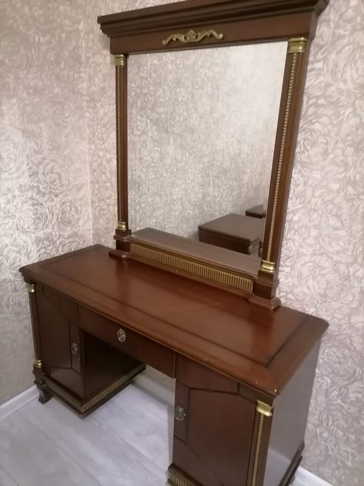 Продам шкаф тумбочками и дамским столиком