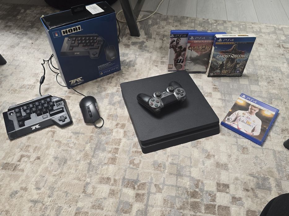 Продам PlayStation 4