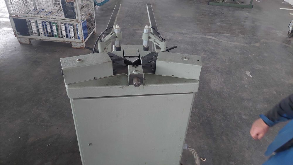 Ъглонабивна машина Pressta PV-8 за Алуминиеви Системи