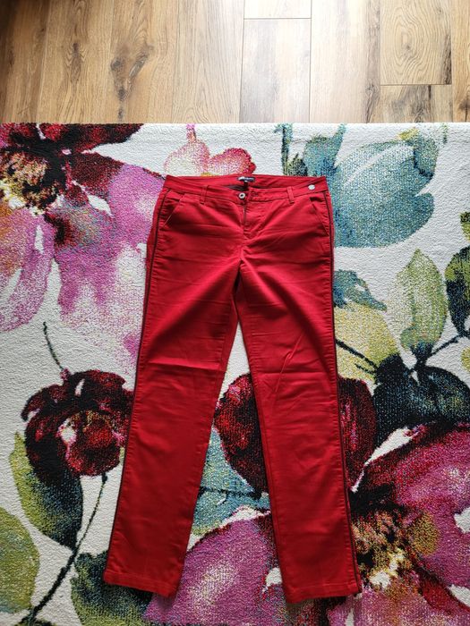 Pantaloni roșii superbi