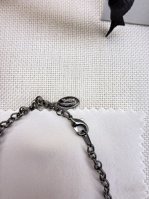 Colier Vivienne Westwood ”mini bas relief”, negru, cu pietricele