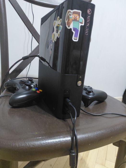 Xbox 360e с кинектом