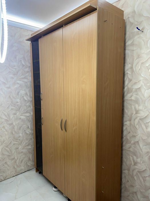 Большой шкаф для прихожей.