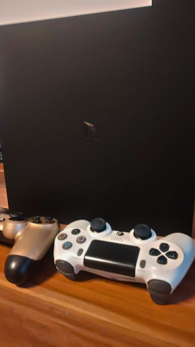 Vând PS 4 pro de 1TB