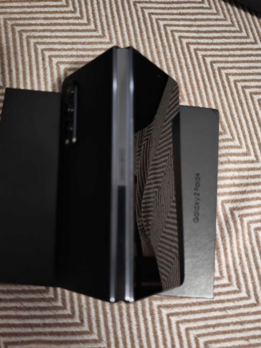 Продавам Samsung Galaxy Z Fold 4 перфектен с 6 месеца гаранция